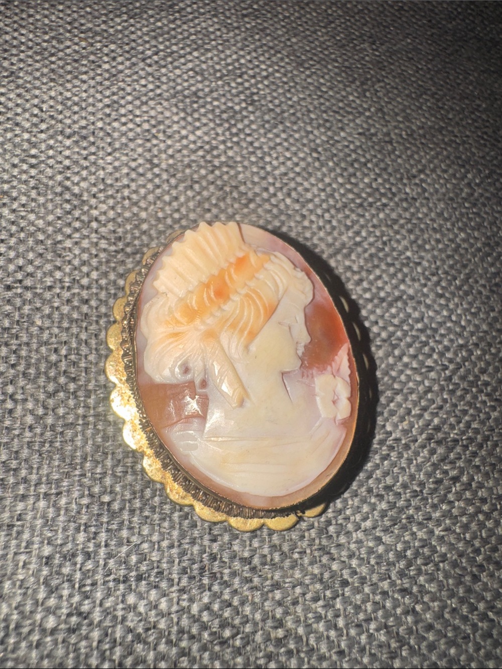 Vintage Carved Shell Cameo Brooch Pendant Gold Tone Scallop Frame Retro Lady